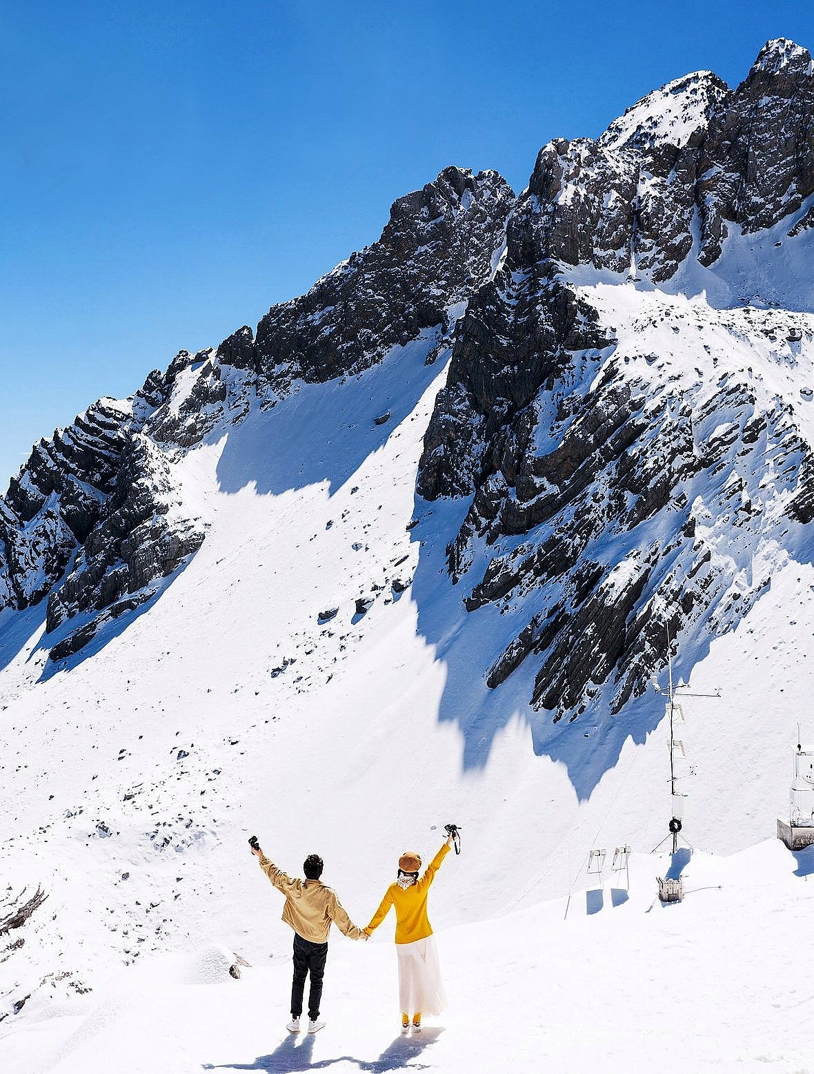玉龙雪山雪峰下的游客合影场景